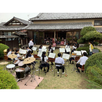 「高校生の音楽が100歳の高齢者へ――熊谷商業高校吹奏楽部と高齢者が『新緑の庭園コンサート』で世代交流」