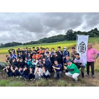 【国際調理製菓専門学校】調理師養成課程の1年生が弥彦村で稲刈り体験を実施