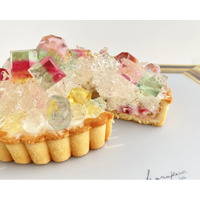まるで本物の宝石。10月の誕生石「トルマリン」を閉じ込めた“食べる宝石タルト”が10月2日より数量限定で再販