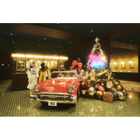 【1955 東京ベイ】ネオン輝くツリーから限定バーガーまで！コーラがテーマのオールドアメリカンなクリスマスイベント「OLDIES COLA HOLIDAY 1955」今年も開催