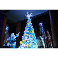 【リゾナーレ熱海】熱海ならではの“花火×クリスマス”。花火玉のツリーに灯るやさしい光に包まれ、サンタと特別な夜を楽しむ「花火クリスマス」開催